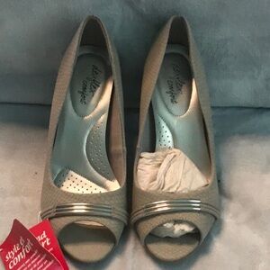 Open toe sandal with heel